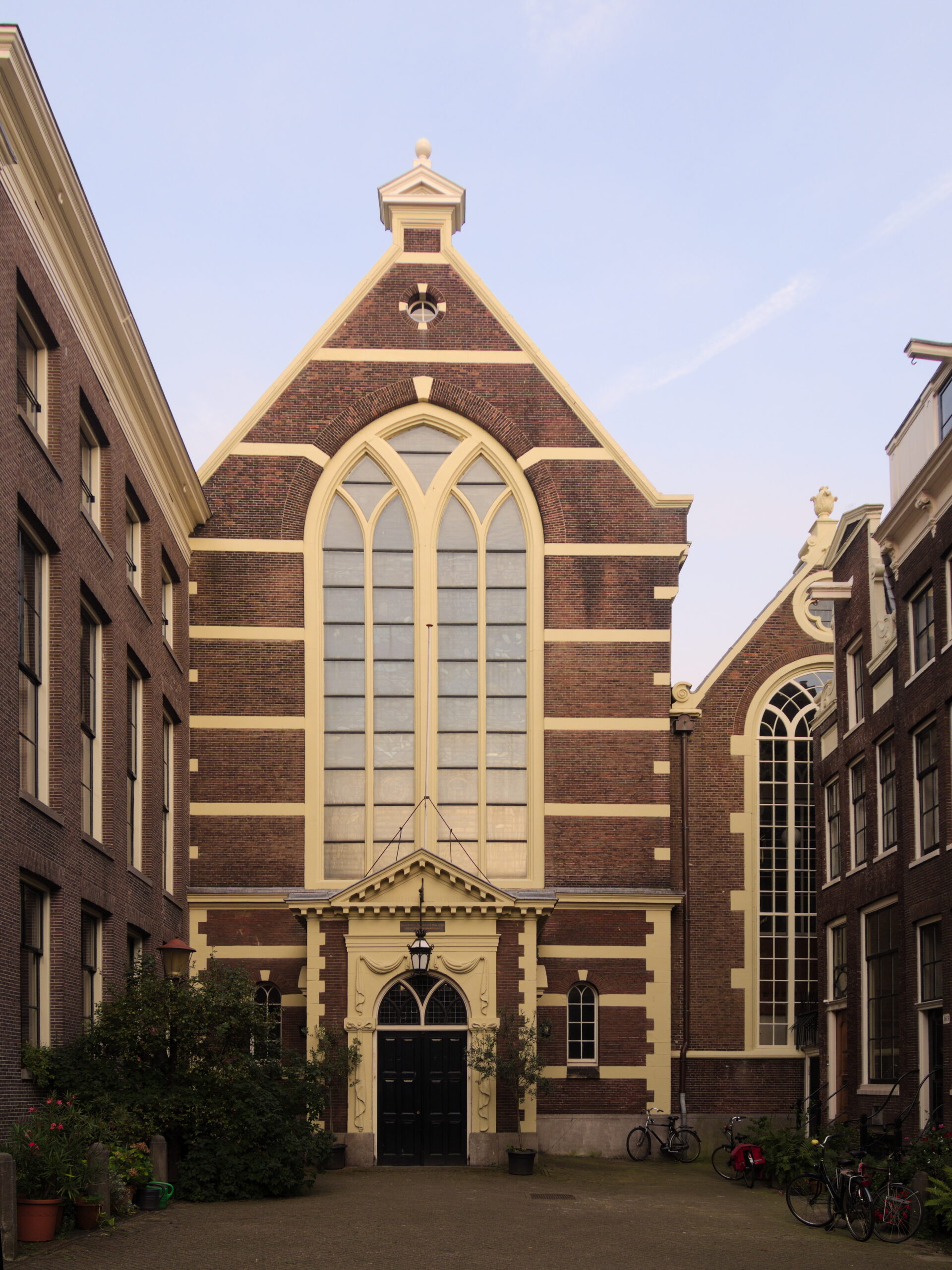 De Walenkerk — Oudezijds Achterburgwal 157-159