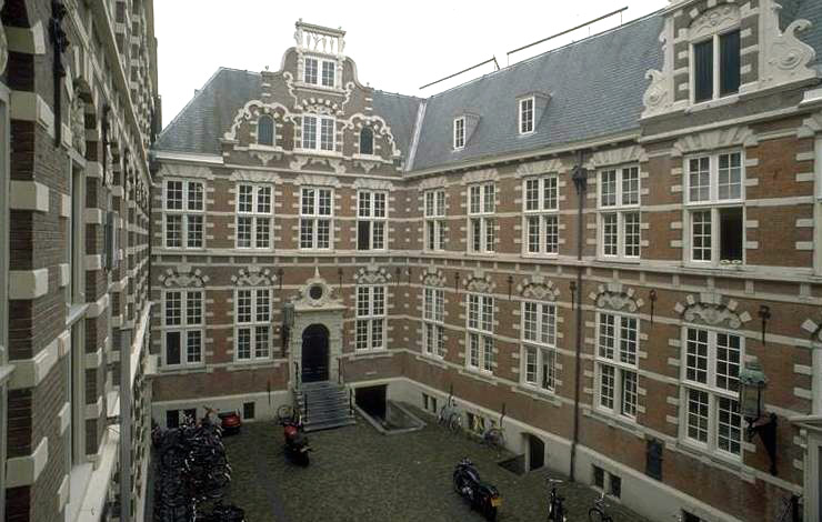 Het Oost-Indisch Huis — Oude Hoogstraat 24