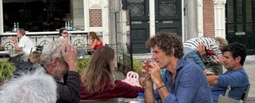 Terras van De IJsbreker aan de Amstel