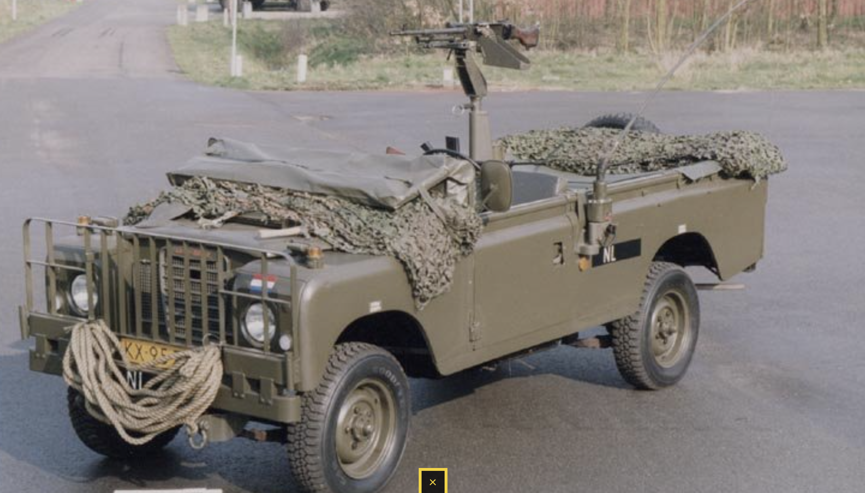 Land Rover (Laro) 109 Commando-wagen Verkenningspeloton: bemanning: zittend; chauf, groepscommandant, staand: boordschutter MAG 
