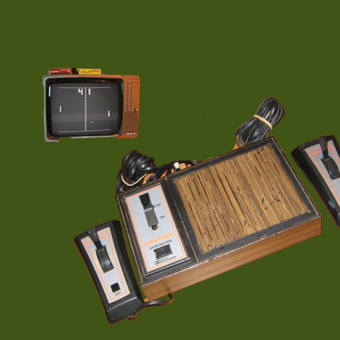 Pong-spelcomputer met houten kast, twee controllers en een zwart-wit TV met Pong-beeld, 1977